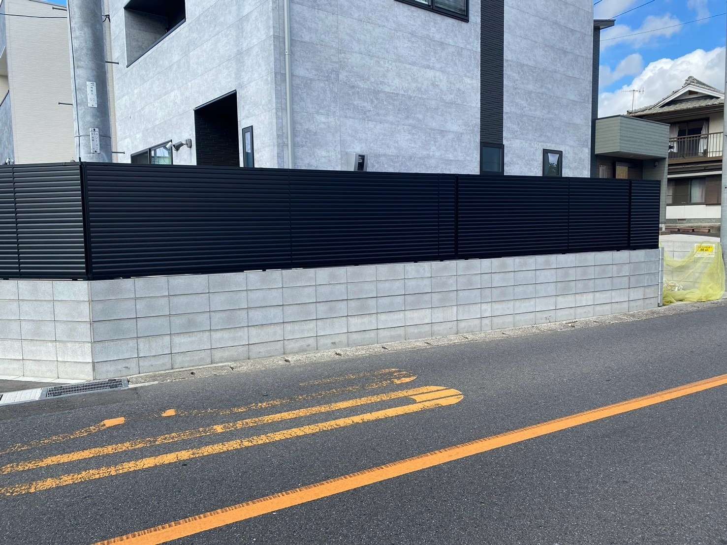 ブロック積みと目隠しフェンスでつくるシックな外構｜大分市