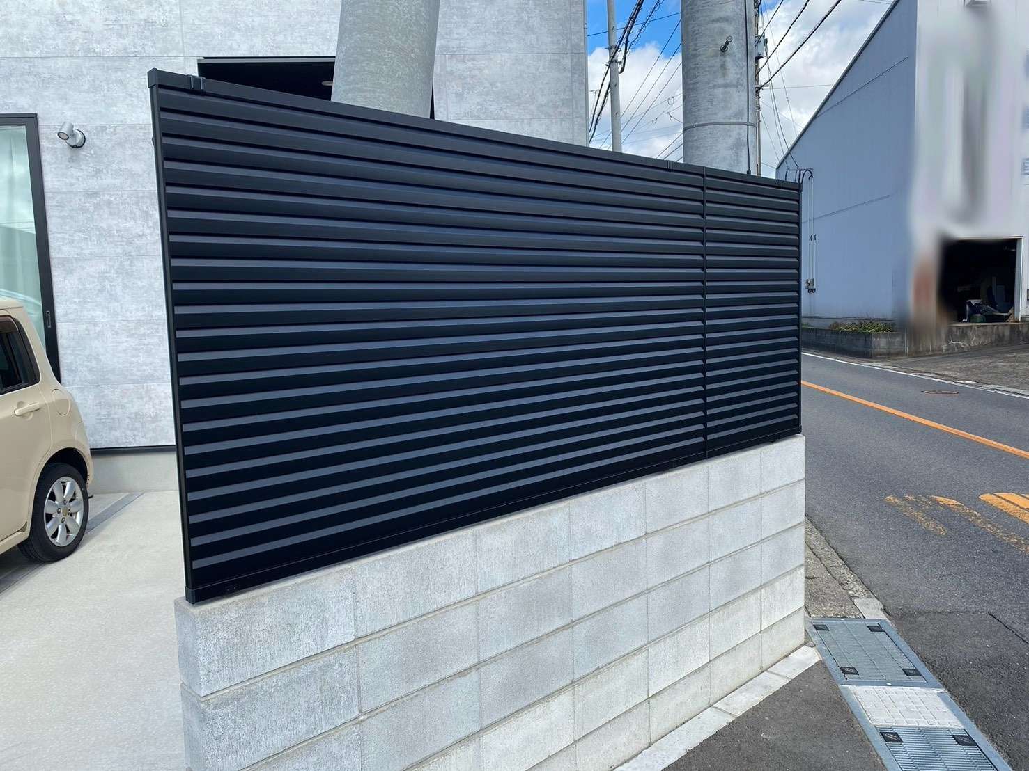 ブロック積みと目隠しフェンスでつくるシックな外構｜大分市