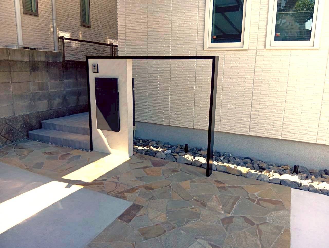 フレーム延長でおしゃれに仕上がった機能門柱｜大分市