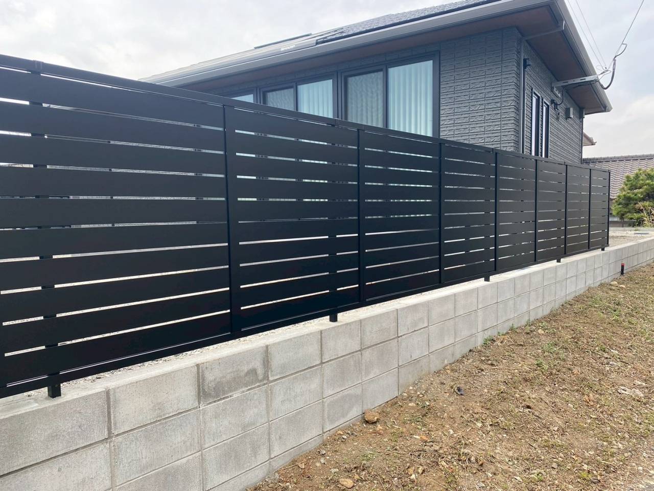 洗練された夜間ライトアップが映える、ブラックで統一したモダン外構｜大分市